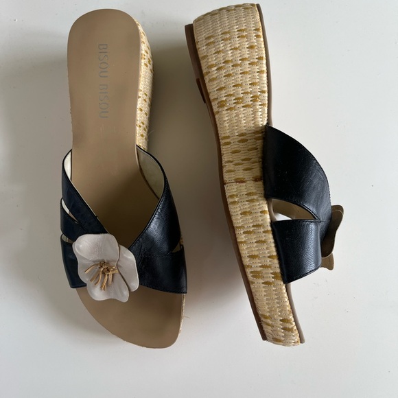 Bisou Bisou Wedge Flower Sandals Sz 8 - Picture 2 of 6